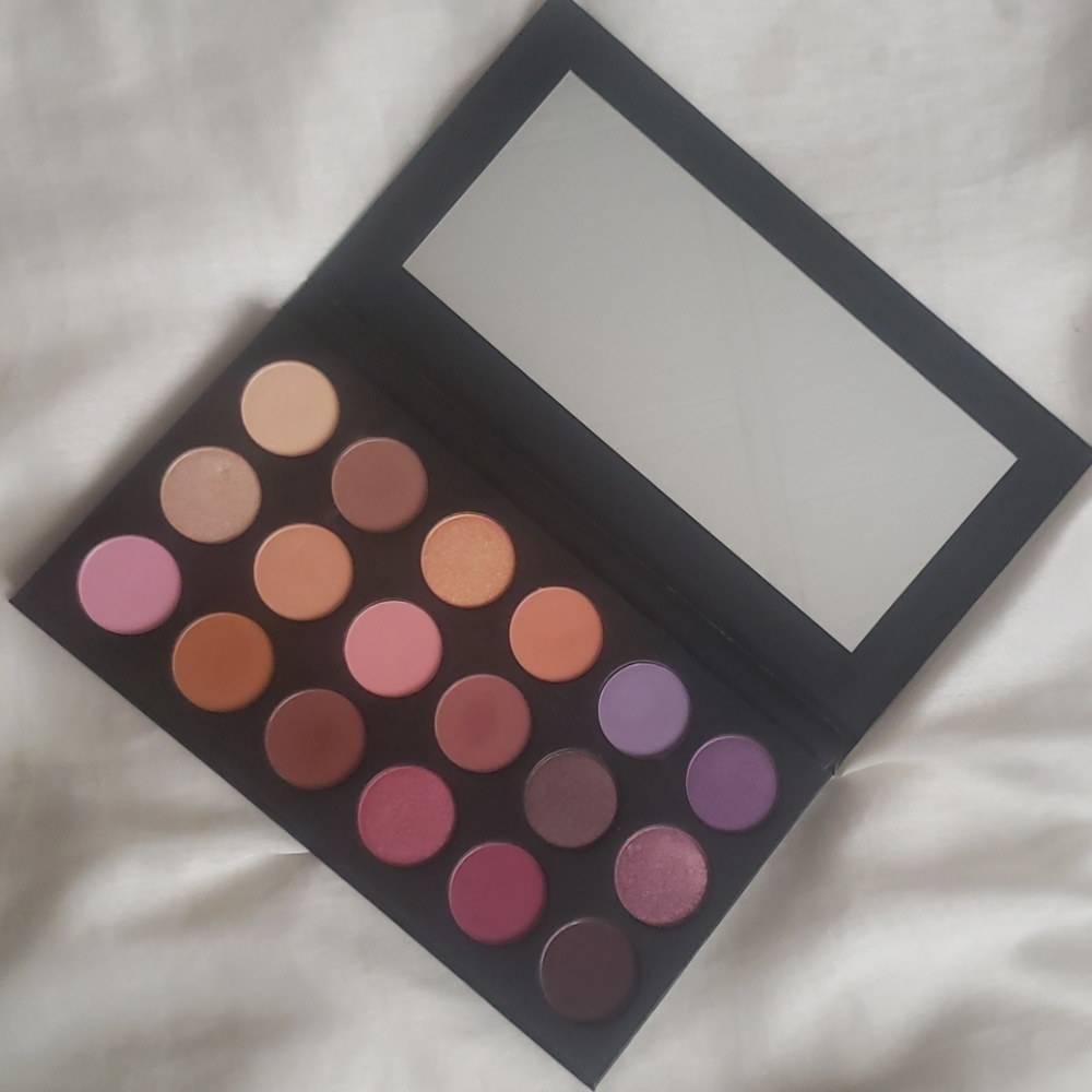 Morphe 18F Talkin Flirty Eyeshadow Palette